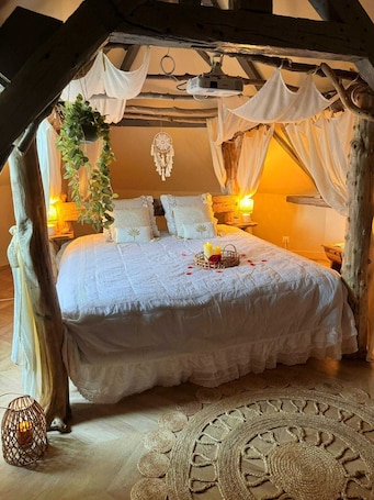 2 bedrooms, WiFi, bed sheets. Exotic suite with cinema, private spa & Savannah decor 🐾🌿, Enjoy your life