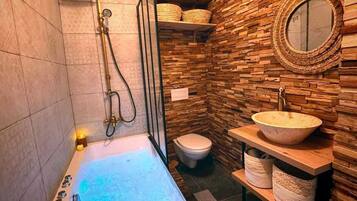 Baignoire Ă  jets, sĂšche-cheveux, serviettes fournies, savon