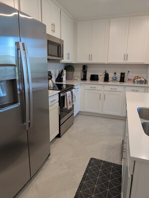 Micro-ondes, four, plaque de cuisson, lave-vaisselle