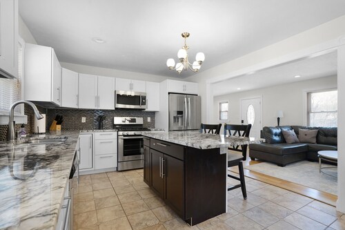 Spacious 5-bedroom house in delightful Indianapolis wit hot tub and gameroom!