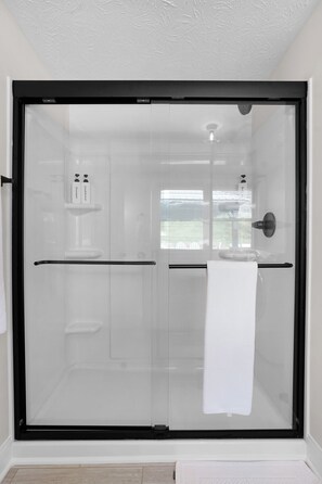 Een douche, een bubbelbad, een haardroger, handdoeken