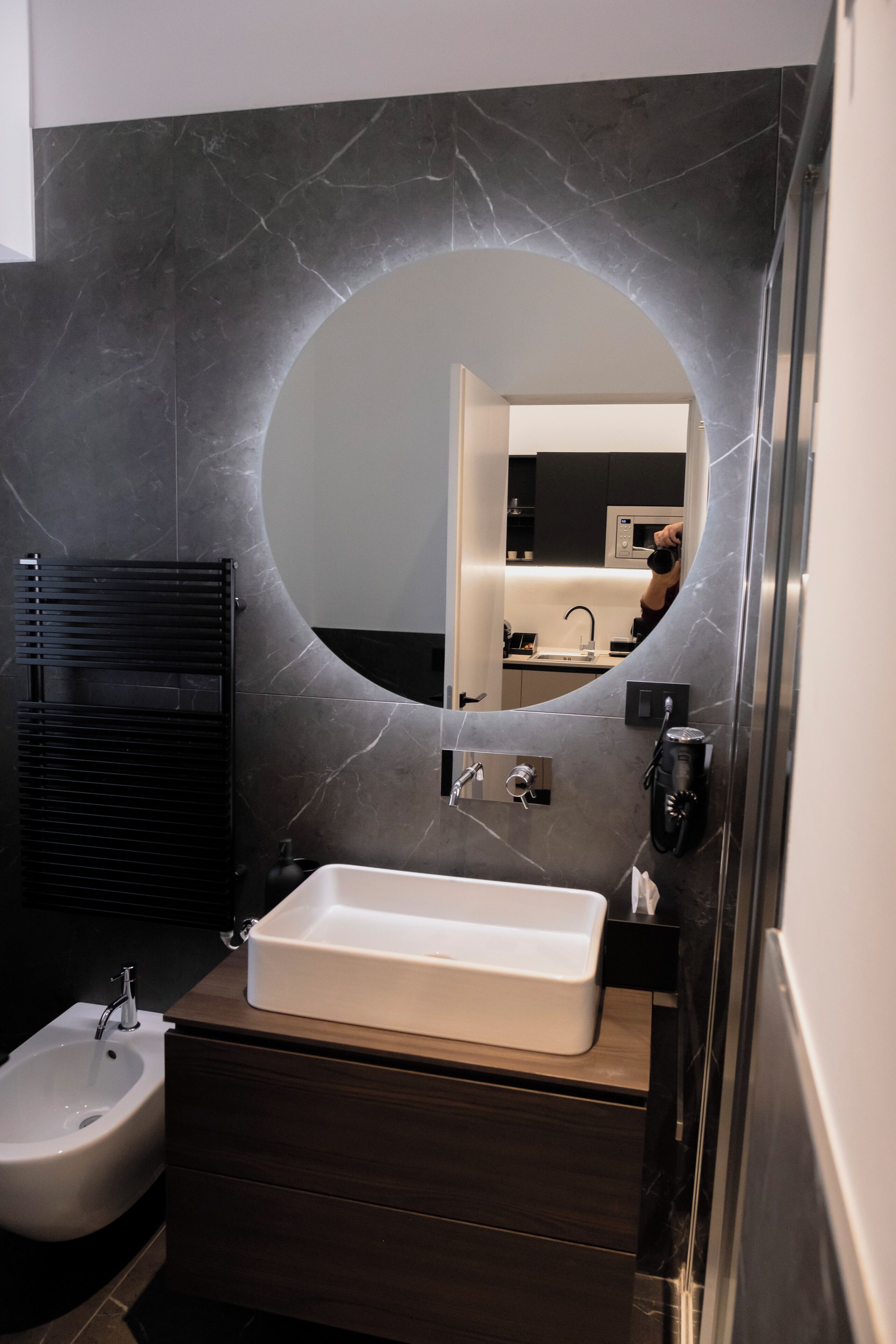 Ducha, secador de pelo, bidet, toallas