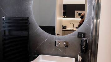 Ducha, secador de pelo, bidet, toallas