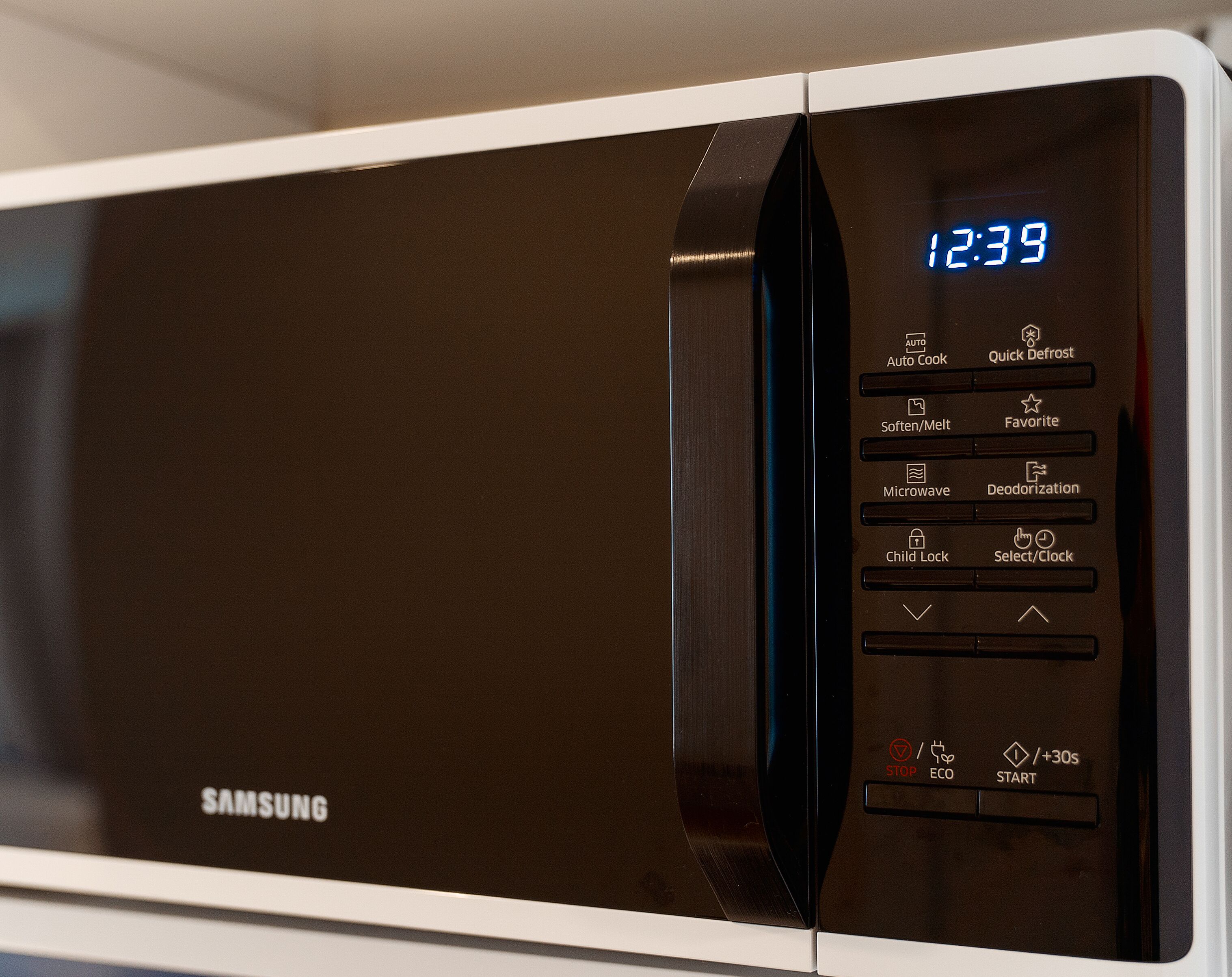 Eine Samsung-Mikrowelle mit digitaler Anzeige, die 12:39 anzeigt.