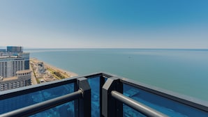 Een hoog gebouw met een helder uitzicht op zee en een strand.