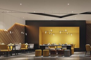 Een moderne eetruimte met tafels, stoelen, een centraal hanglamp en een geometrisch wandontwerp.