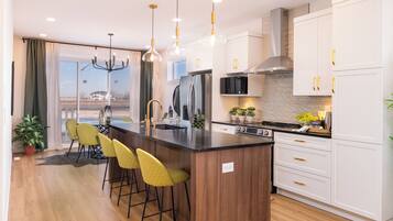 Een koelkast, een microgolfoven, een oven, een kookplaat