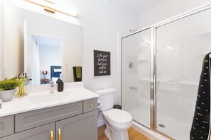 Douche, sĂšche-cheveux, serviettes fournies, savon