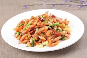 A plate of cooked shrimp with vegetables. - Zhengzhou Xinyang Lingrui Building Hotel (Provincial People's Hospital Metro Station) (Zhengzhou)