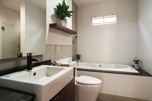 Secadora de cabello, bidet, toallas, jabón 