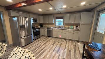 Frigorífico, microondas, horno y placa de cocina