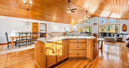 Lakefront Lake Anna Views, Dock, Beach, Firepit