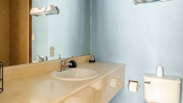 Regadera, secadora de cabello, toallas, jabón