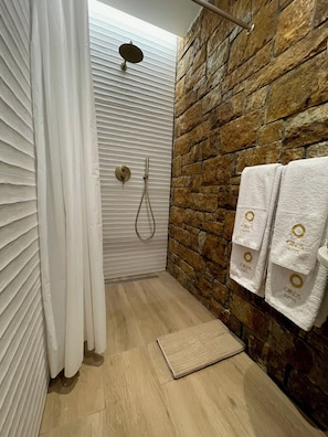 Douche, sèche-cheveux, bidet, serviettes fournies