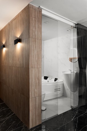 Jetted bath, towels, soap, toilet paper. motzkin sweet