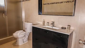 Douche, serviettes fournies, savon, papier de toilette