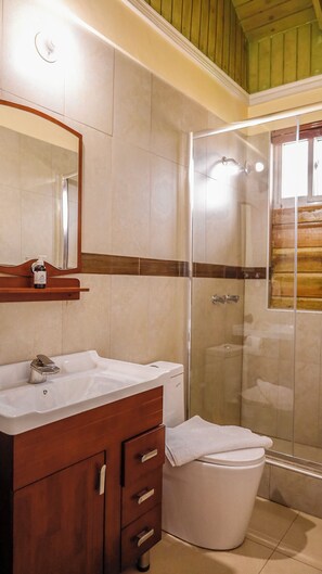 Douche, serviettes fournies, savon, papier toilette