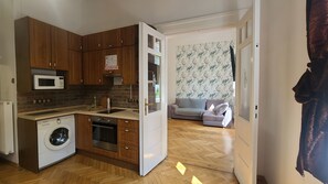 Réfrigérateur, micro-ondes, four, bouilloire électrique