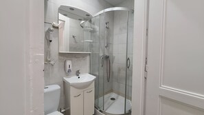 Douche, sèche-cheveux, papier toilette