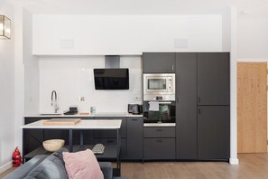 Kühlschrank, Mikrowelle, Ofen, Herdplatte