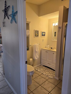 ヘアドライヤー、タオル、石鹸、トイレットペーパー