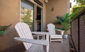 Terrace/patio - 3-bedroom townhome in wonderful Dallas with AC, WiFi (Dallas)
