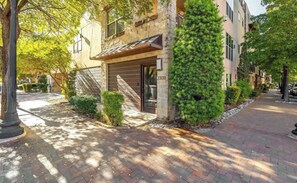 Exterior - 3-bedroom townhome in wonderful Dallas with AC, WiFi (Dallas)
