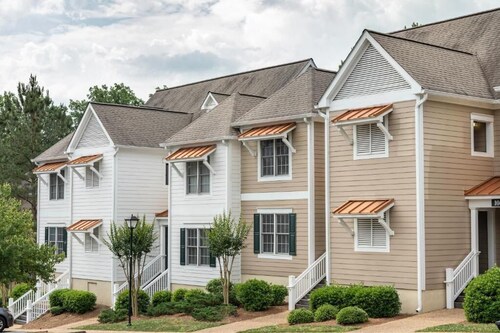 Charming 2-bedroom townhome in fabulous Williamsburg with AC, WiFi, fitness room