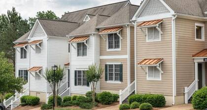 Charming 2-bedroom townhome in fabulous Williamsburg with AC, WiFi, fitness room