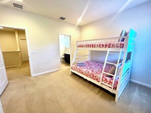 5 chambres, fer et planche à repasser, Wi-Fi, draps fournis