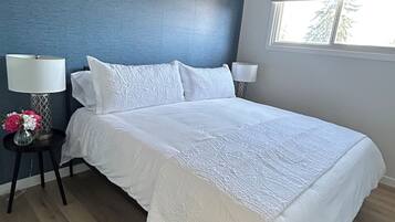 4 slaapkamers, een bureau, een strijkplank/strijkijzer, reisbedje