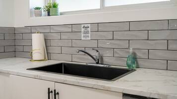 冰箱、微波炉、烤箱、炉灶