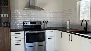 Een koelkast, een magnetron, een oven, een kookplaat