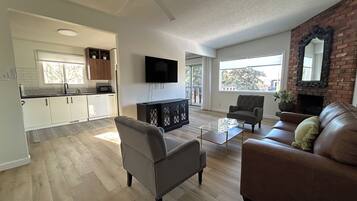 Een smart-tv en een open haard