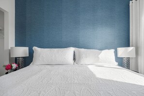 4 habitaciones, escritorio y tabla de planchar con plancha 