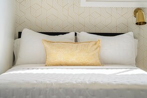 4 عدّة غرف نوم ومكتب ومكواة/لوح كي وسرير سفر