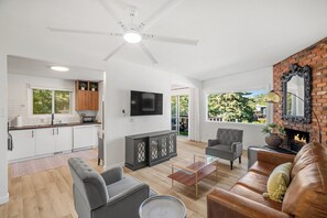 Smart TV, fireplace - Dual Units / Sleeps 17 near Fish Creek / Spruce Meadows (Calgary)