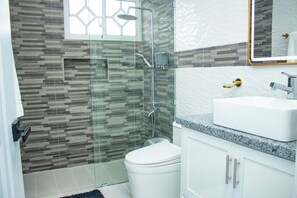 Een douche, een haardroger, handdoeken, zeep