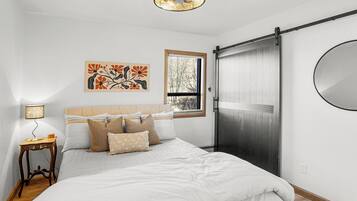 2 bedrooms, desk, iron/ironing board, WiFi