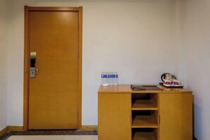 A wooden door, a small wooden desk with a water dispenser, and a kettle. - Shell Hotel (Chaoyang shoe city store, Chaoyang Street, Taiyuan) (Taiyuan)