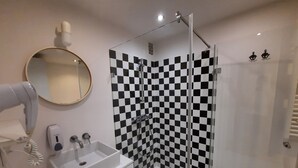 Dusj, hårføner og toalettpapir