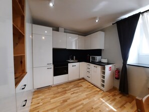 Kjøleskap, mikrobølgeovn, oppvaskmaskin og vannkoker