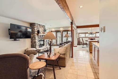 Ski-In/Out / Hot Tub / Steps to Lift