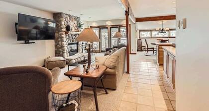 Ski-In/Out / Hot Tub / Steps to Lift
