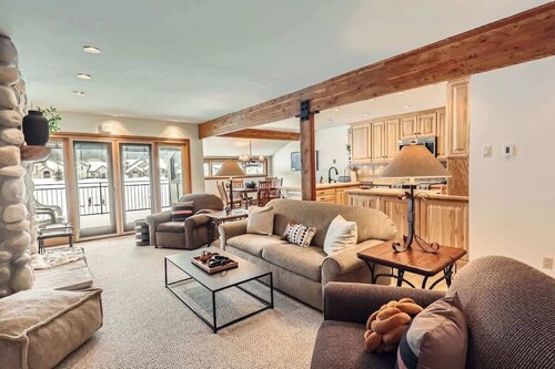 Ski-In/Out / Hot Tub / Steps to Lift