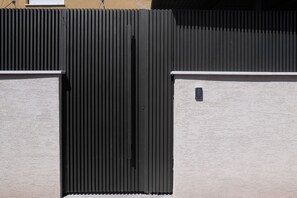 Exterior detail - bar ilan beauty (Kiryat Motzkin)