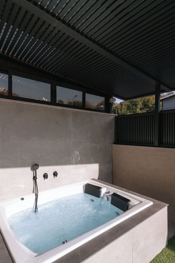 Outdoor spa tub