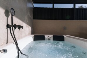 Outdoor spa tub - bar ilan beauty (Kiryat Motzkin)