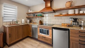 Kaffetrakter/tekoker, kjøleskap, mikrobølgeovn og ovn