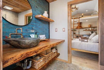 Secluded Luxury Couples cabin | Sauna & Pool